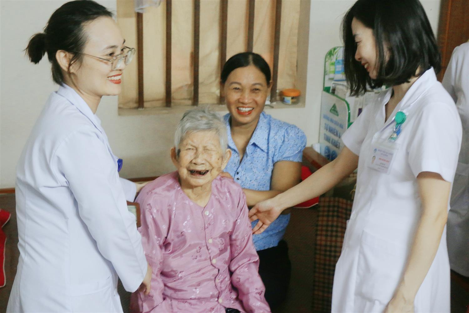 THÁNG BẢY TRI ÂN – BỆNH VIỆN ĐA KHOA HẢI DƯƠNG KHÁM SỨC KHỎE TẠI NHÀ CHO CÁC MẸ VIỆT NAM ANH HÙNG